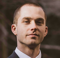 Portrait de Thomas Whitfield, analyste spécialisé dans le trading de cryptomonnaies